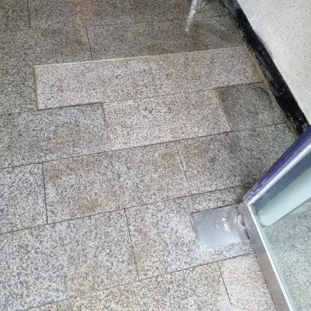 대리석들뜸보수 시공 사례, 아파트 현관 바닥대리석 부분 수리 물먹고 배부름 문제 해결