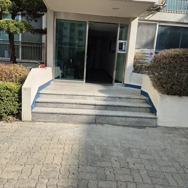 계단대리석보수 출입구 계단 탈락 대리석 재시공 현장