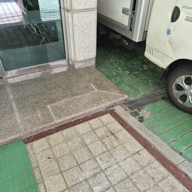 계단대리석탈락보수 시공 사례, 빌라 출입 현관 떨어진 대리석 보수