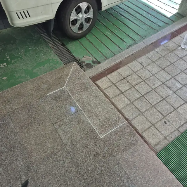 대리석들뜸보수 시공 사례, 빌라 현관 탈락한 대리석 재사용 설치